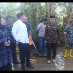 Gubernur Sumsel Herman Deru meninjau banjir di sejumlah wilayah di Kabupaten OKU, Rabu. (ANTARA/Edo Purmana/23)-1683089643
