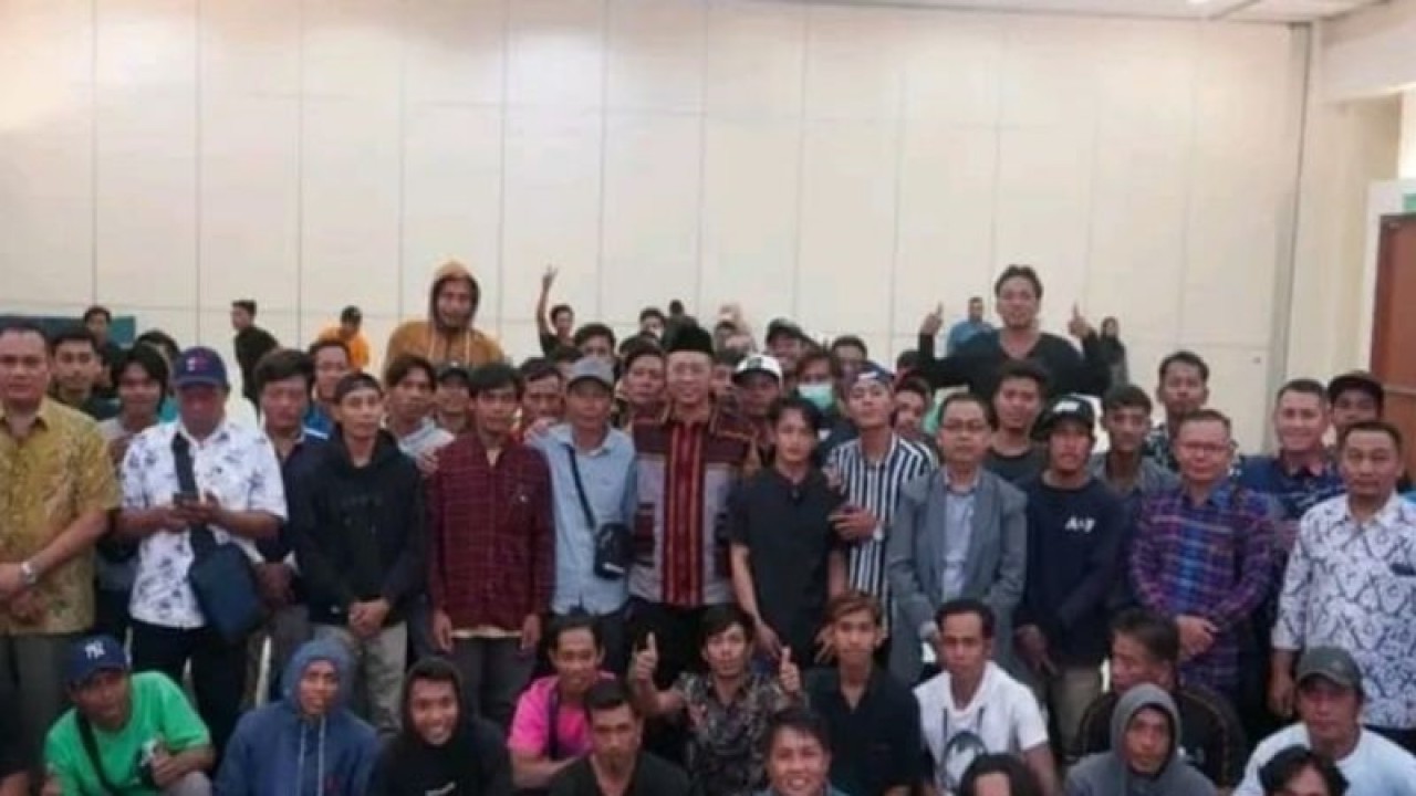Gubernur Nusa Tenggara Barat (NTB) Zulkieflimansyah (tengah) bersilaturahmi dengan pekerja asal NTB di perusahaan kelapa sawit Sime Darby di Malaysia, Rabu (24/5/2023). (ANTARA/Pemprov NTB).