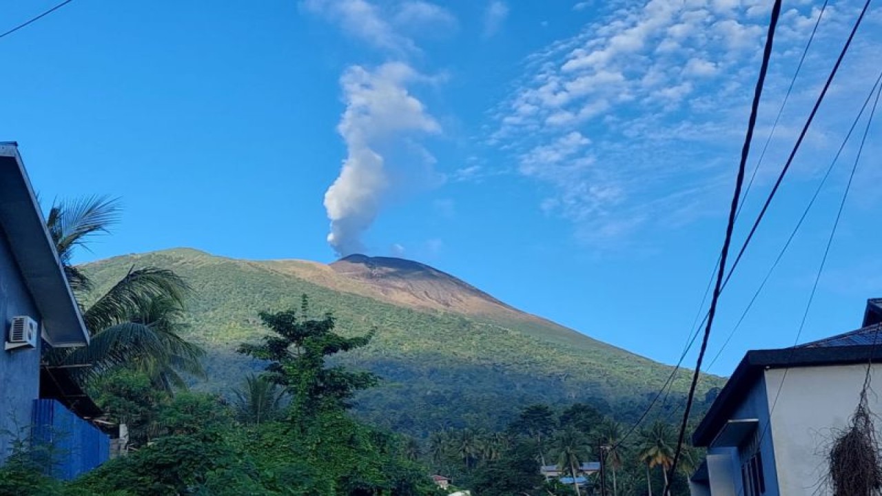 Gunung Gamalama di Kota Ternate mengeluarkan asap beberapa waktu lalu. ANTARA/Abdul Fatah