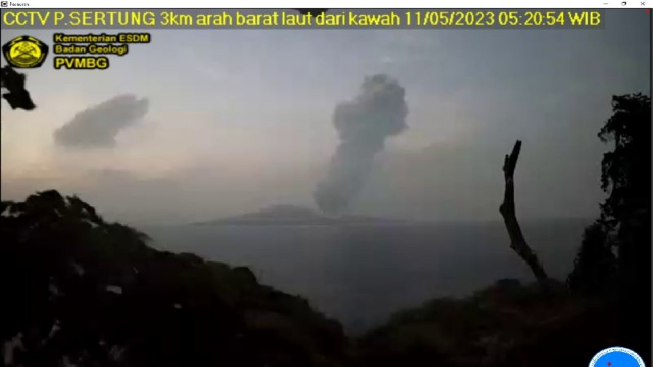 Pusat Vulkanologi dan Mitigasi Bencana Geologi (PVMBG) merekam aktivitas erupsi yang melontarkan kolom abu setinggi tiga kilometer di atas puncak Gunung Anak Krakatau, Provinsi Lampung, Kamis (11/5/2023). (ANTARA/HO-PVMBG)