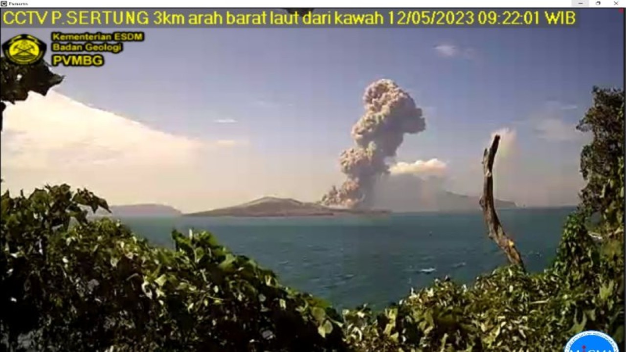 Pusat Vulkanologi dan Mitigasi Bencana Geologi (PVMBG) merekam aktivitas erupsi yang melontarkan kolom abu setinggi 2.500 meter di atas puncak Gunung Anak Krakatau yang berlokasi di perairan Selat Sunda, Lampung Selatan Provinsi Lampung, Jumat (12/5/2023). (ANTARA/HO-PVMBG)