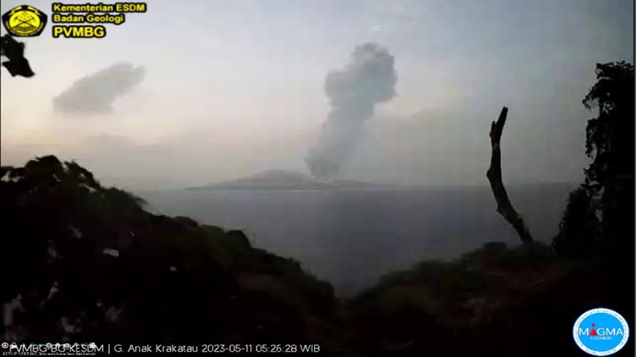 Pusat Vulkanologi dan Mitigasi Bencana Geologi (PVMBG) merekam aktivitas erupsi yang melontarkan kolom abu setinggi tiga kilometer di atas puncak Gunung Anak Krakatau, Provinsi Lampung, Kamis (11/5/2023). ANTARA/HO-PVMBG/aa. (Handout PVMBG)