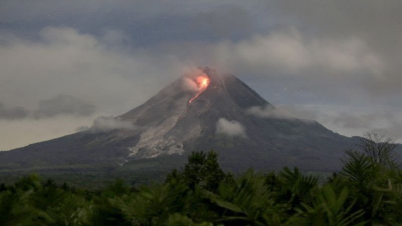 Guguran lava pijar Gunung Merapi terlihat dari Turi, Sleman, DI Yogyakarta, Senin (13/3/2023). Menurut data BPPTKG periode pengamatan 13 Maret 2023 pukul 00.00-06.00 WIB telah terjadi 30 kali guguran lava pijar dengan jarak luncuran maksimal 1.100 meter ke arah barat. (ANTARA FOTO/Hendra Nurdiyansyah/nym.)