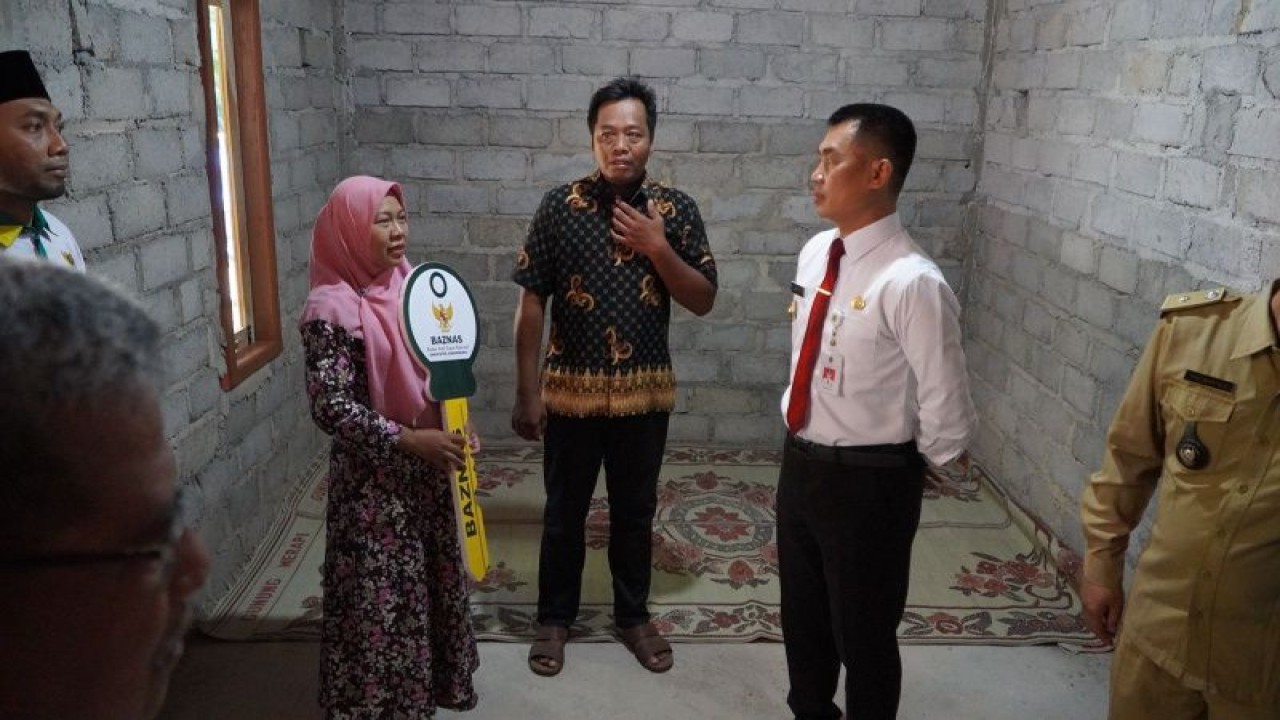 Bupati Gunungkidul Sunaryanta meninjau pelaksanaan program bedah rumah di Desa/Kalurahan Beji, Kecamatan Patuk. (ANTARA/HO-Humas Pemkab Gunungkidul)