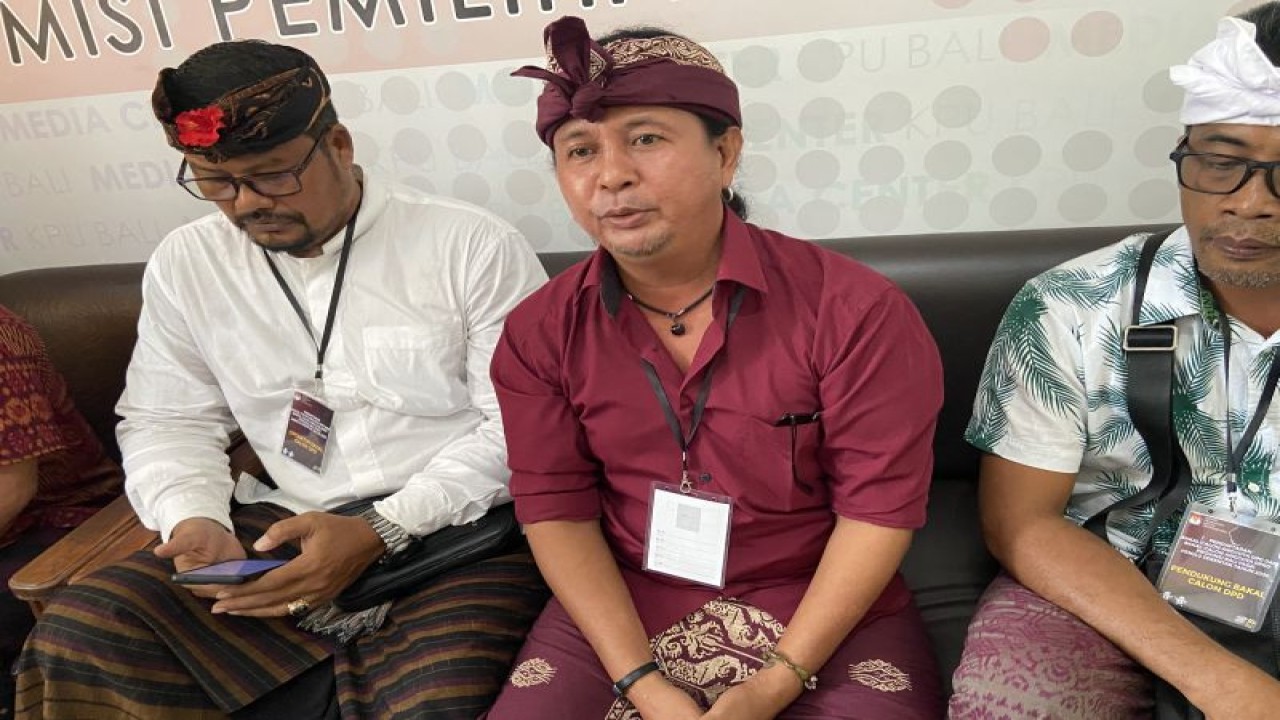 Ketua GUPBI Bali I Ketut Hari Suyasa saat diwawancara soal ratusan babi mati di Buleleng, Denpasar, Selasa (9/5/2023). ANTARA/Ni Putu Putri Muliantari