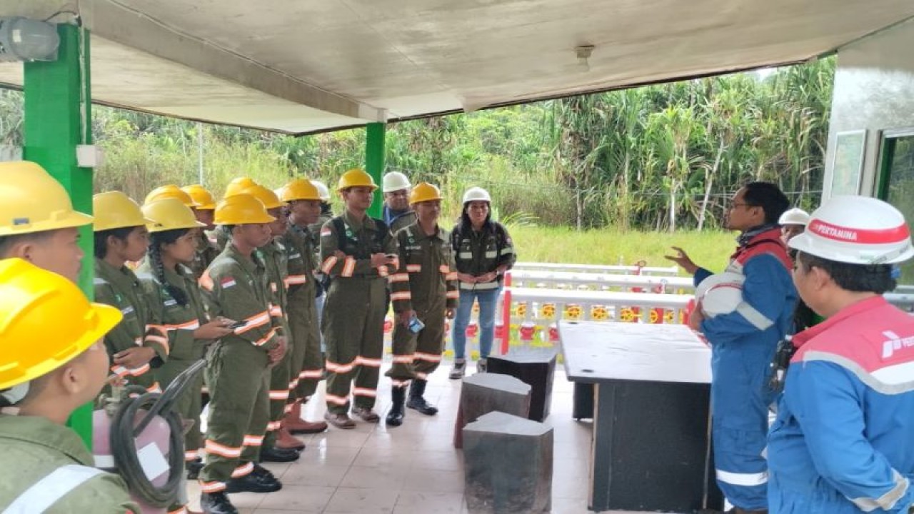 Guru dan siswa SMKN I Kota Sorong saat berkunjung ke Kantor Pertamina EP Papua Field (ANTARA/HO-Pertamina EP Papua Field)