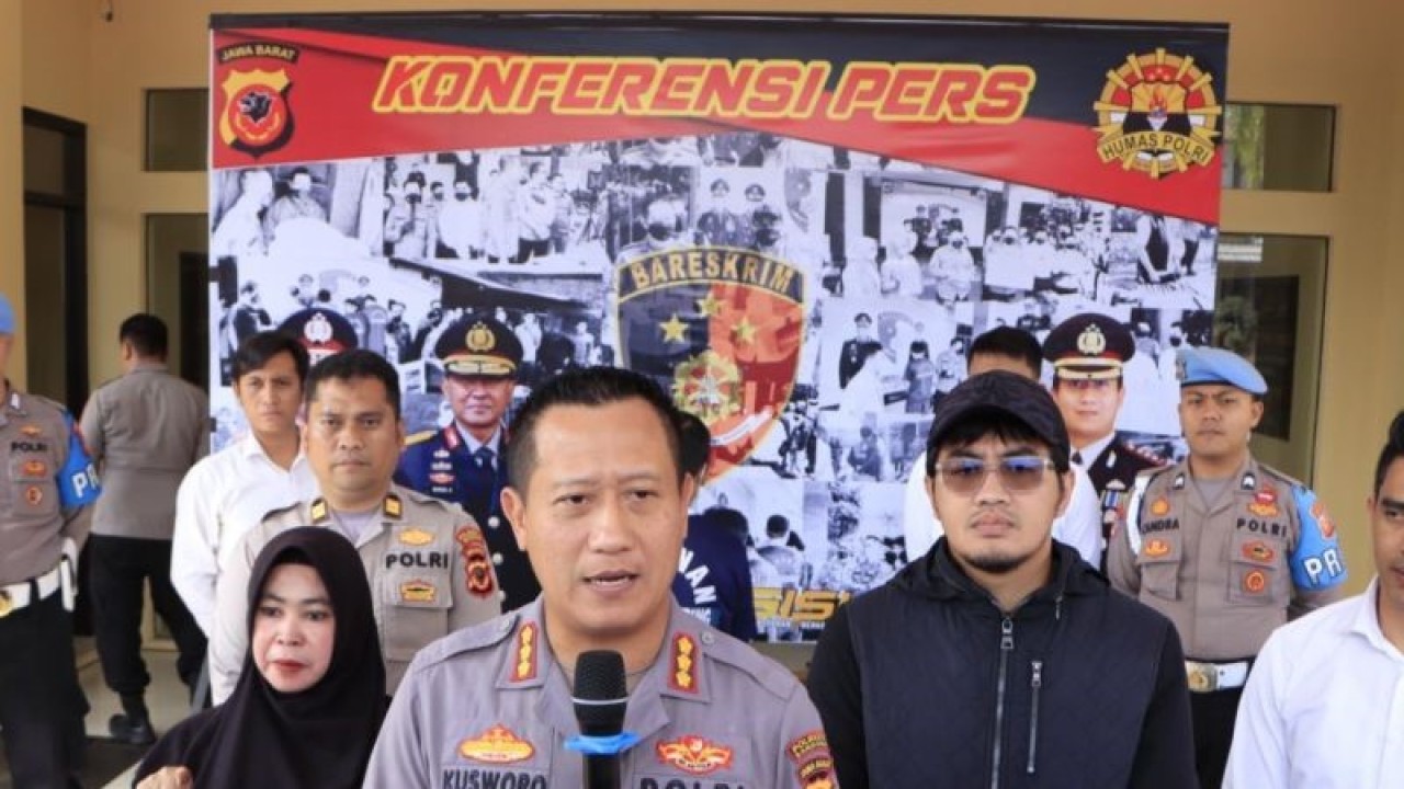 Kapolresta Bandung Kombes Pol Kusworo Wibowo memberikan keterangan terkait kasus oknum guru ngaji yang lecehkan 12 muridnya di Cilengkrang, Kabupaten Bandung, dalam ungkap kasus yang dilaksanakan di Mapolresta Bandung, Soreang, Kabupaten Bandung, Senin (29/5/2023). (ANTARA/Ricky Prayoga)