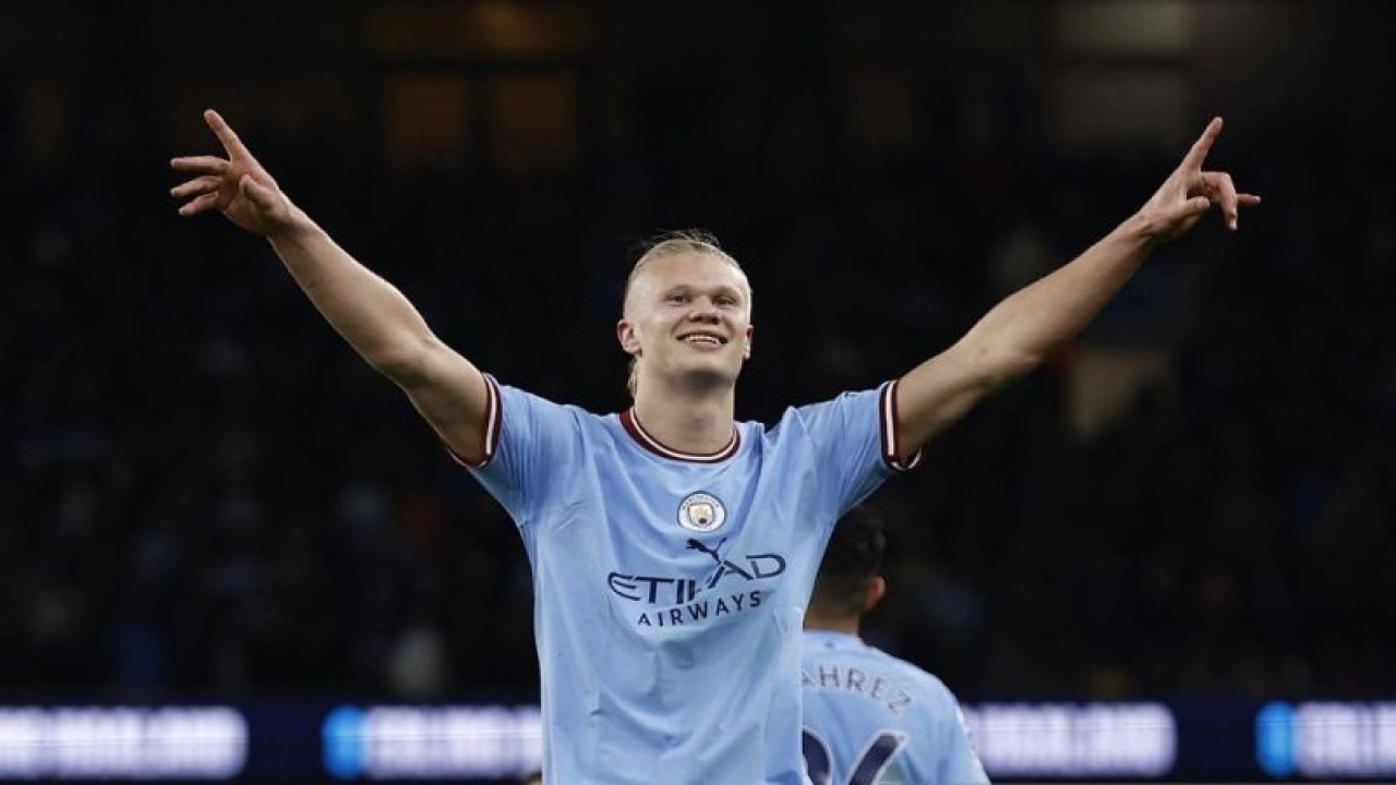 Pesepak bola Manchester City Erling Braut Haaland berselebrasi usai mencetak gol ke gawang West Ham United pada pertandingan Liga Inggris di Etihad Stadium, Manchester, Inggris (3/5/2023). Manchester City kembali ke puncak klasemen sementara usai menang 3-0 atas West Ham United. ANTARA FOTO/Action Images via Reuters/Jason Cairnduff/tom.