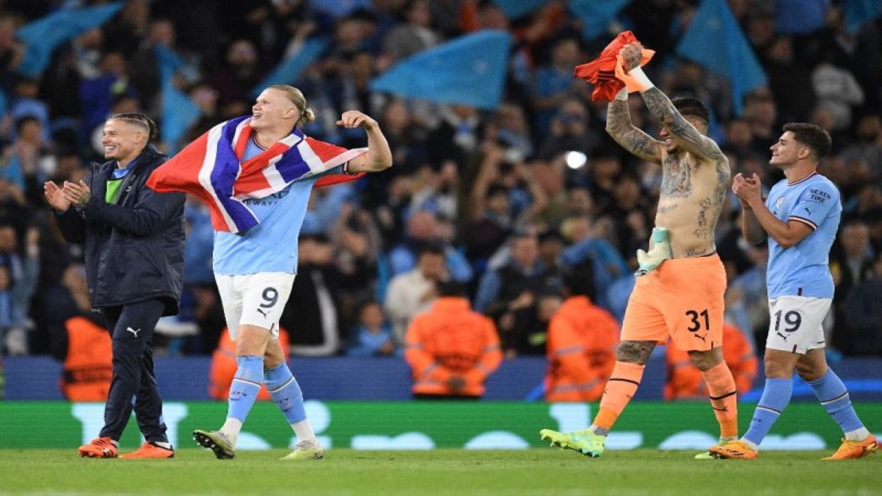Arsip -'Striker Manchester City Erling Haaland (kedua dari kiri), kiper Ederson (kedua dari kanan) dan Julian Alvarez saat memberikan penghormatan kepada pendukung City usai laga semifinal leg kedua Liga Champions antara Manchester City dan Real Madrid di Stadion Etihad di Manchester, Inggris, 17 Mei 2023. (AFP/OLI SCARFF)