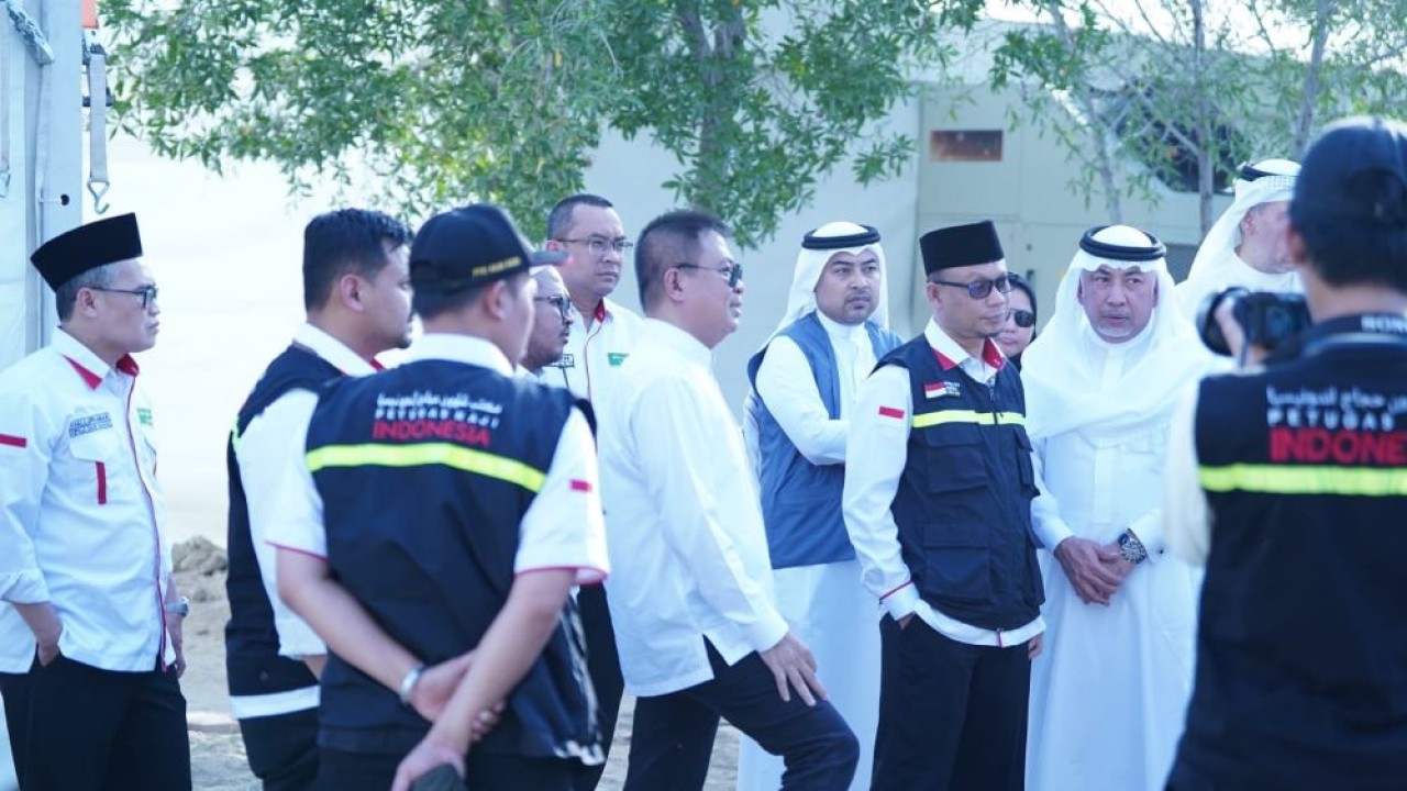 Ketua Petugas Penyelenggara Ibadah Haji (PPIH) Arab Saudi Subhan Cholid (berpeci) memantau persiapan fasilitas di tenda Arafah dan Mina. (Istimewa/Kemenag)