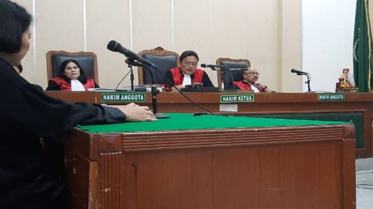 Hakim Ketua Immanel Tarigan membacakan putusan terhadap kedua terdakwa di Pengadilan Negeri Medan, Selasa (23/5/2023). ANTARA/HO