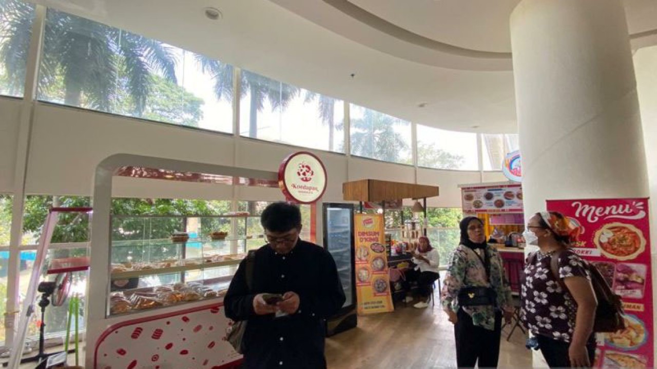 Sejumlah tenant yang berjualan di Halte Integrasi CSW, Jakarta, Kamis (25/5/2023). ANTARA/Luthfia