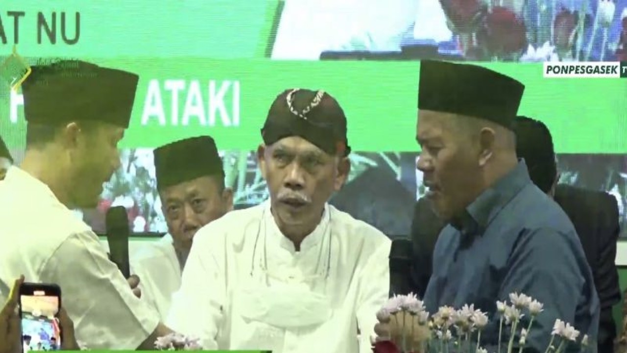 Tangkapan layar - Proses pembaiatan Pendiri gerakan Pemuda Hijrah, Hanan Attaki, di hadapan Ketua Pengurus Wilayah Nahdlatul Ulama (PWNU) Jawa Timur. (ANTARA/Asep Firmansyah/Youtube-PonpesgasekTV)