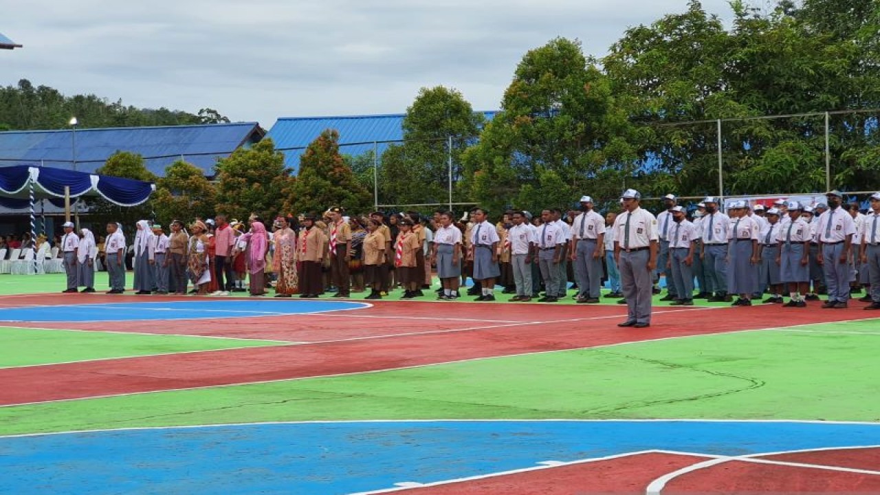Siswa dan siswi di Kota Jayapura saat mengikuti upacara Hardiknas di Halaman SMA Negeri 3 Jayapura, Selasa (2/5). (ANTARA/Qadri Pratiwi)