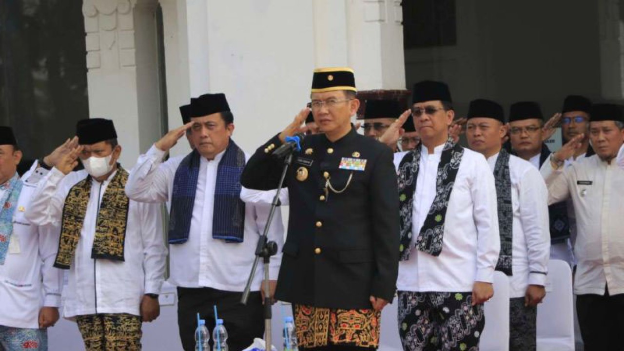 Penjabat Bupati Bekasi Dani Ramdan memimpin upacara Hari Pendidikan Nasional dan Hari Otonomi Daerah XXVII di Halaman Museum Digital Gedung Juang Tambun Selatan, Selasa (2/5/2023). (ANTARA/Pradita Kurniawan Syah).