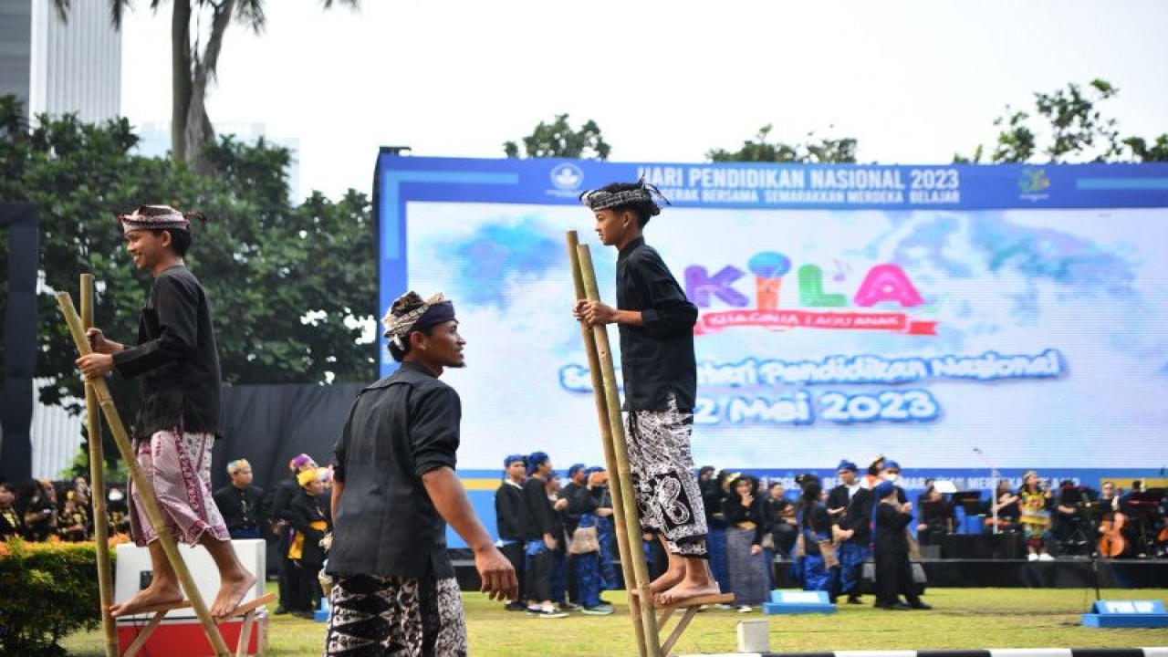 Sejumlah anak dari sekolah adat meramaikan peringatan Hari Pendidikan Nasional (Hardiknas) 2023 di Kantor Kemendikbudristek, Jakarta, Selasa (2/5/2023). (ANTARA/HO-Kemendikbudristek)