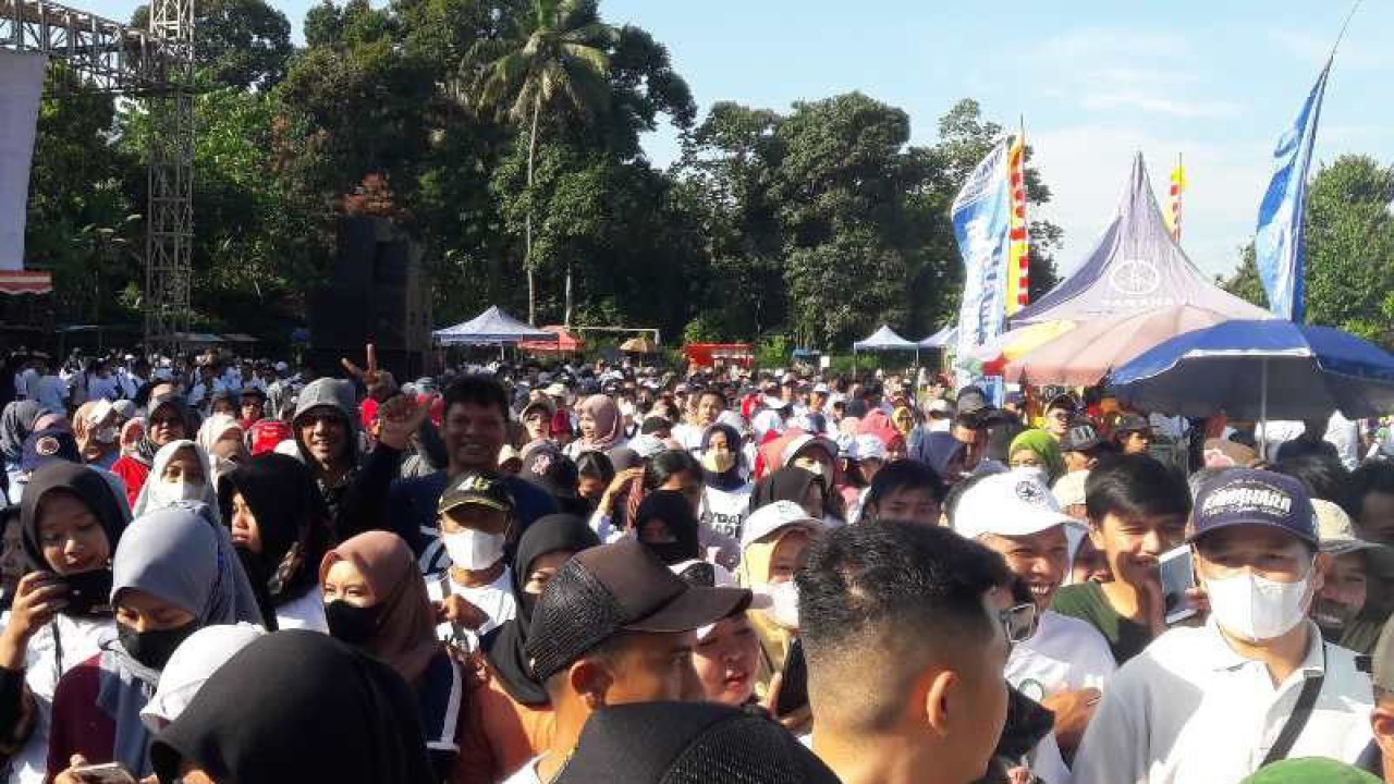 Ribuan pekerja di Temanggung peringati Hari Buruh 2023 dengan jalan sehat. ANTARA/Heru Suyitno