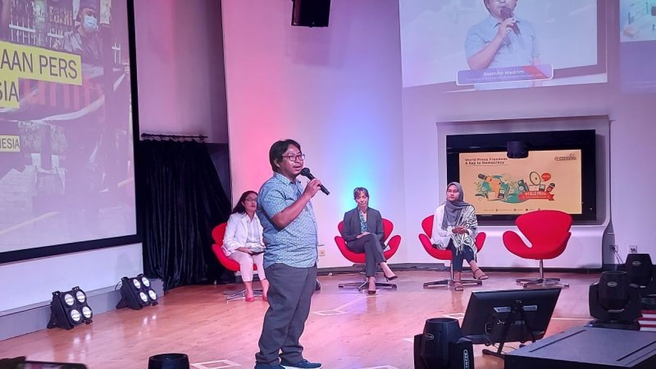 Ketua AJI Sasmito Madrim berbicara dalam acara di @America, Jakarta, Rabu (3/5/2023), untuk memperingati Hari Kebebasan Pers Sedunia yang jatuh pada 3 Mei. (ANTARA/Katriana)