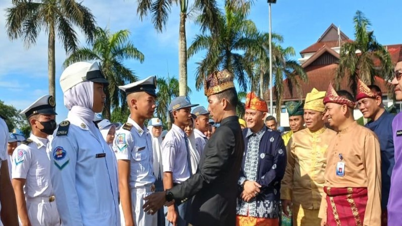 Penjabat (Pj) Gubernur Kepulauan Bangka Belitung Suganda Pandapotan Pasaribu memimpin upacara Hari Pendidikan Nasional (Hardiknas) 2023 yang diikuti seluruh ASN lingkup Pemprov Babel dan puluhan siswa-siswi perwakilan dari beberapa SMA SMK yang ada di Kota Pangkalpinang. (ANTARA/ HO-Humas Diskominfo Babel)