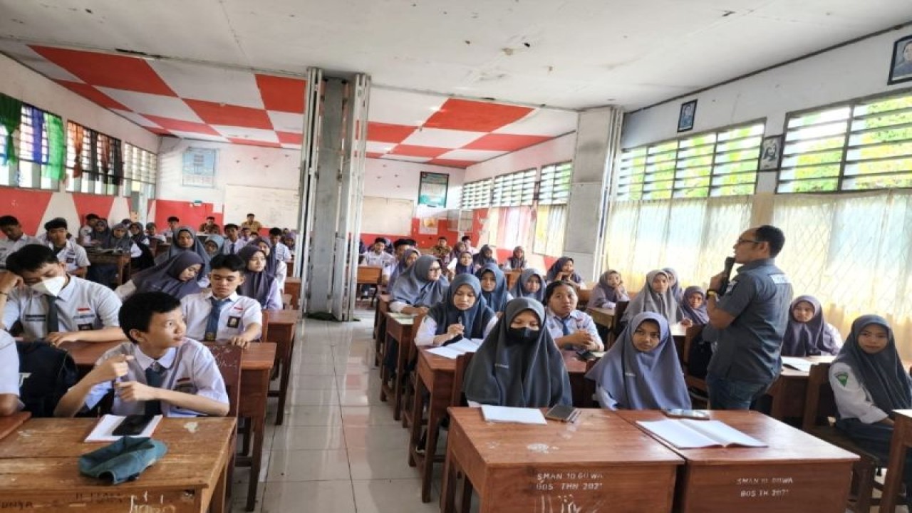Kasat Narkoba Polres Gowa AKP Harianto Rahman (kanan) saat penyuluhan pencegahan dan bahaya penyalahgunaan narkoba di SMAN 10 Kelurahan Romang, Kecamatan Somba Opu Kabupaten Gowa, Senin (22/5/2023). ANTARA/HO/Dokumentasi Polres Gowa.