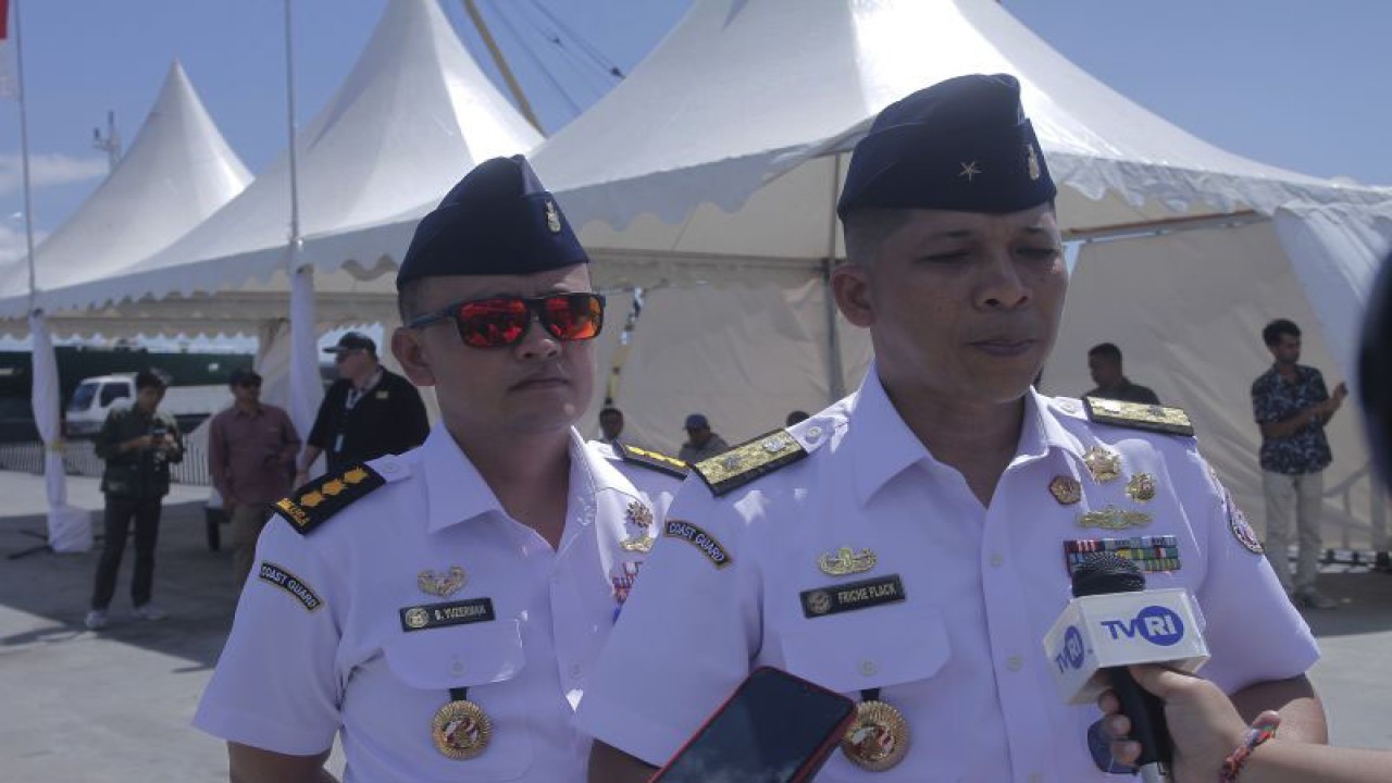 Kepala Kantor Zona Maritim Timur Badan Keamanan Laut (Bakamla) Laksma Haris Djoko Nugroho saat memberikan keterangan kepada wartawan di pelabuhan Tenau Kupang, Rabu (17/5). ANTARA/Kornelis Kaha