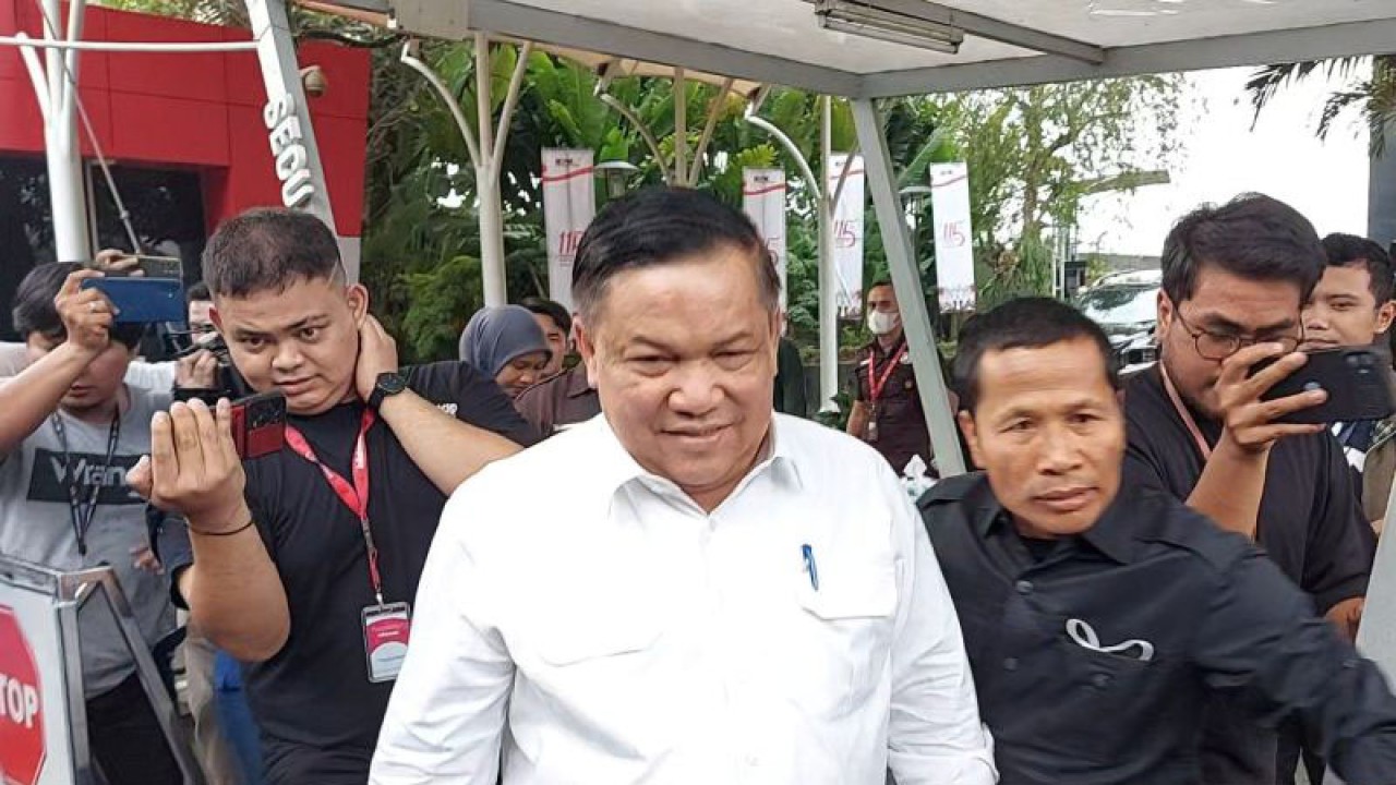 Sekretaris Daerah Provinsi Riau S.F. Hariyanto (tengah) memenuhi panggilan KPK untuk memberikan klarifikasi LHKPN di Jakarta, Senin (22/5/2023). (ANTARA/Fianda Sjofjan Rassat)