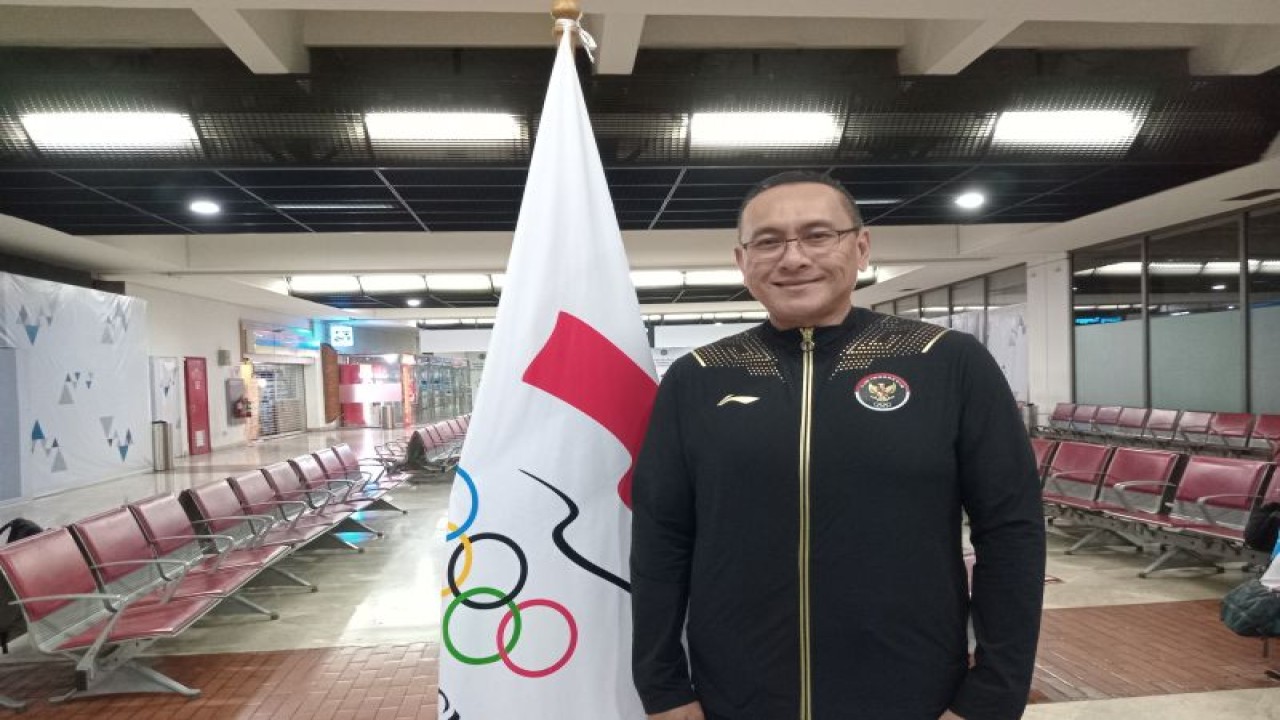 Wakil Sekretaris Jenderal Komite Olimpiade Indonesia (KOI) Harry Warganegara saat ditemui setelah menyambut kepulangan tin obstacle race yang berlaga di SEA Games 2023, di Bandara Soekarno-Hatta, Tangerang, Selasa (9/5/2023). (ANTARA/RAUF ADIPATI)