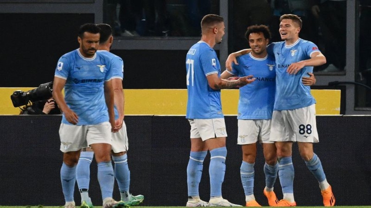 Toma Basic (kanan) merayakan selebrasi setelah mencetak gol kedua Lazio dalam pertandingan Serie A melawan Sassuolo pada 4 Mei 2023 di Olympic stadium. ANTARA/AFP/VINCENZO PINTO