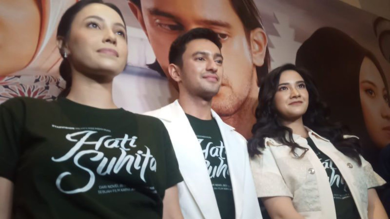 Tiga pemeran utama dalam film "Hati Suhita" yaitu Anggika Bolsterli (kiri), Omar Daniel (tengah), dan Nadya Arina (kiri) dalam acara konferensi pers film "Hati Suhita" di XXI Epicentrum, Jakarta Selatan pada Selasa (16/5). (ANTARA/Farhan Arda Nugraha)