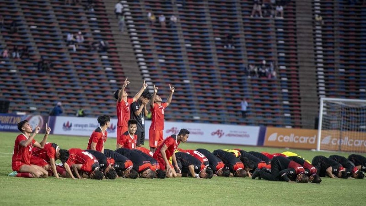 Para pemain dan ofisial timnas Indonesia U-22 melakukan sujud syukur usai bertanding melawan Vietnam pada babak semifinal SEA Games 2023 di National Olympic Stadium, Phnom Penh, Kamboja, Sabtu (13/5/2023). Timnas Indonesia U-22 lolos ke babak final usai mengalahkan tim sepak bola Vietnam dengan skor 3-2. ANTARA FOTO/Muhammad Adimaja/aww.