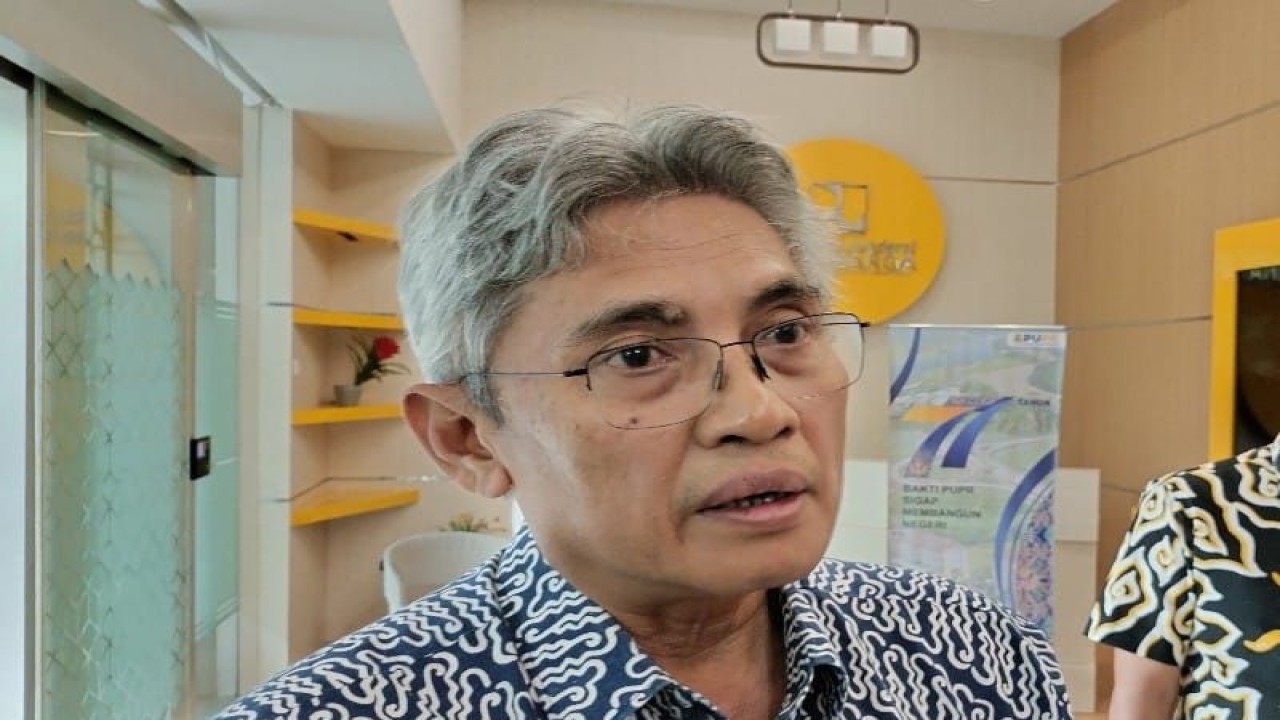 Direktur Jenderal Bina Marga Kementerian PUPR Hedy Rahadian menyampaikan keterangan kepada awak media di Kementerian PUPR, Jakarta, Jumat (19/5/2023). ANTARA/Aji Cakti