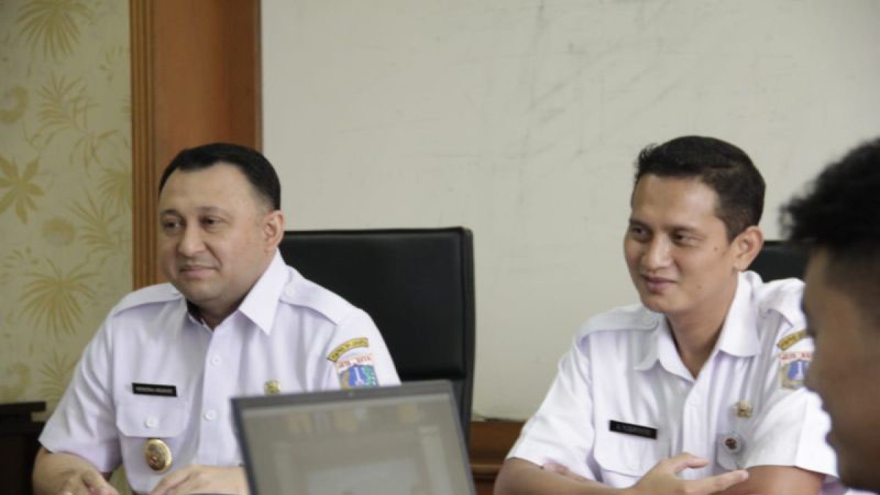 Wakil Wali Kota Jakarta Barat, Hendra Hidayat dan Kepala Suku Dinas Komunikasi, Informatika dan Statistik (Sudin Kominfotik) Jakarta Barat, Andrie Yuswanto dalam sosialisasi "Pemanfaatan Sertifikat Elektronik dan Tanda Tangan Elektronik untuk Pengamanan Dokumen" di Jakarta Barat, Kamis (31/5/2023). ANTARA/Risky Syukur