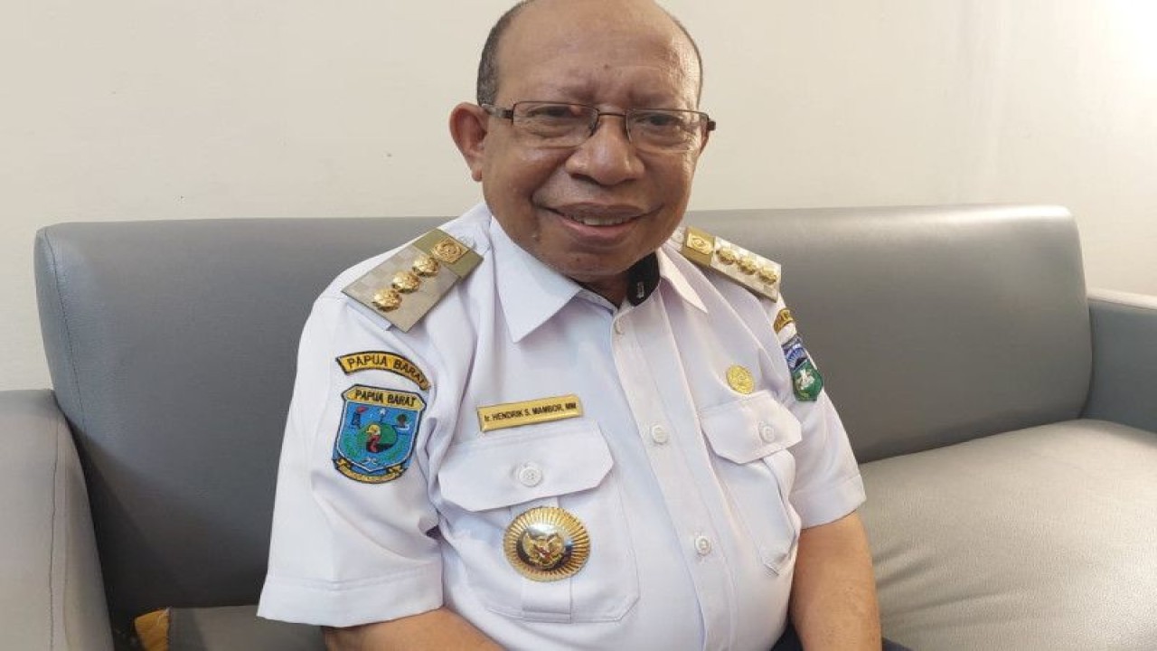 Bupati Teluk Wondama Hendrik Mambor (ANTARA/Evarianus Supar)