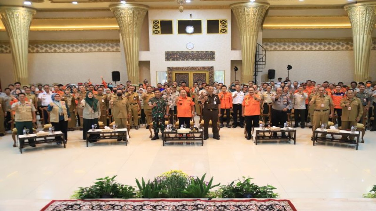 Bupati Jember Hendy Siswanto bersama forkopimda dan peserta pelatihan berfoto bersama usai pembukaan pelatihan dasar manajemen bencana di Pendapa Wahyawibawagraha Jember, Senin (15/5/2023). (ANTARA/HO-Diskominfo Jember)