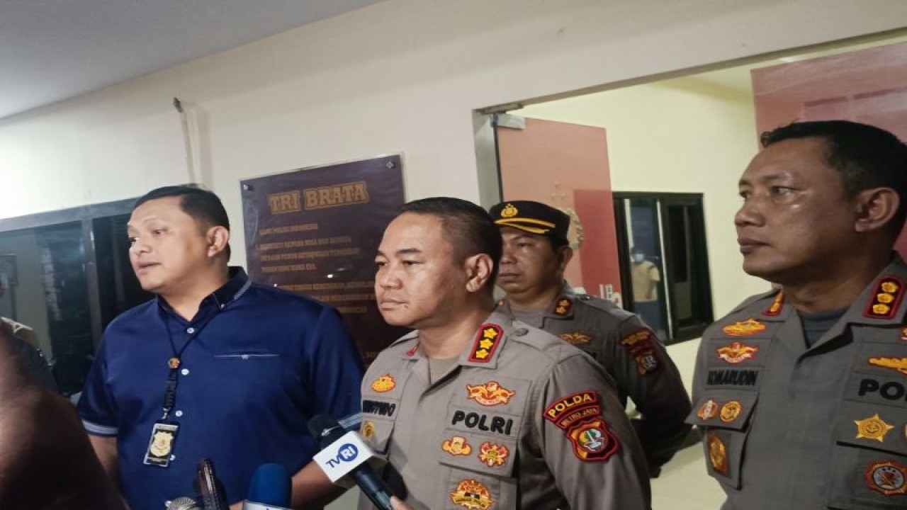 Direktur Reserse Kriminal Umum Polda Metro Jaya Kombes Pol Hengki Haryadi (kiri) bersama Kabid Humas Polda Metro Jaya Kombes Pol Trunuyodo Wisnu Andiko (tengah) saat konferensi pers di Polsek Menteng terkait kasus penembakan di kantor MUI, Jakarta Pusat, Selasa (2/5/2023). ANTARA/Ilham Kausar