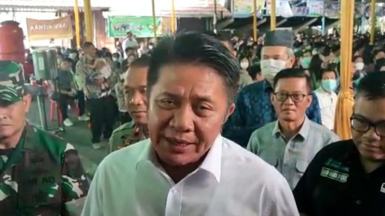 Gubernur Sumatera Selatan Herman Deru (ANTARA/M Riezko Bima Elko P)