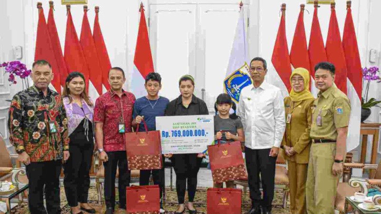 Penjabat (Pj) Gubernur DKI Jakarta Heru Budi Hartono menyerahkan santunan kecelakaan kerja kepada keluarga atlet tenis meja paralympic Indonesia Dian David Michael Jacobs di Balai Kota DKI, Jakarta Pusat, Selasa (9/5/2023). ANTARA/Ho/PPID DKI Jakarta