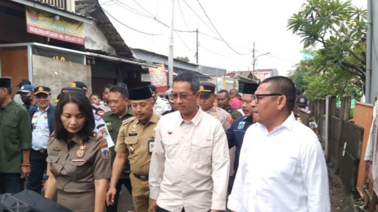 Penjabat (PJ) Gubernur DKI Jakarta, Heru Budi Hartono, di Kelurahan Semanan, Kalideres, Jakarta Barat (27/2/2023) ANTARA/Walda Marison