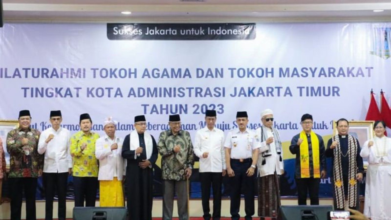 Penjabat Gubernur DKI Jakarta Heru Budi Hartono bersama Wali Kota Administrasi Jakarta Timur Muhammad Anwar saat menghadiri acara silaturahmi tokoh agama dan tokoh masyarakat Jakarta Timur 2023, di Ruang Serbaguna Blok C, Kantor Wali Kota Jakarta Timur, Rabu (10/5/2023). ANTARA/HO-Kominfotik Jakarta Timur