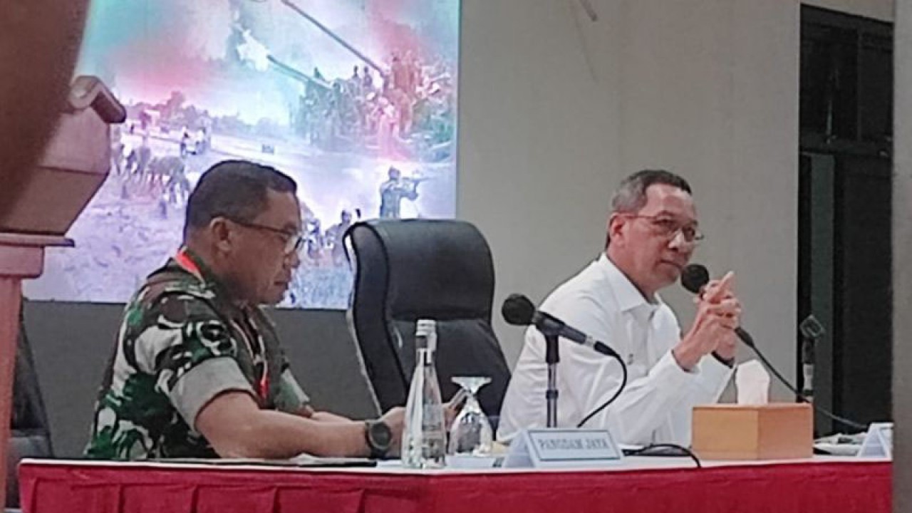 Penjabat Gubernur DKI Jakarta Heru Budi Hartono (kanan) didampingi Pangdam Jaya Mayjen TNI Mohamad Hasan saat memberikan pembekalan saat Apel Komandan Satuan (Dansat) tersebar jajaran Kodam Jaya TA 2023 di Rindam Jaya, Condet, Jakarta Timur, Senin (15/5/2023). ANTARA/Syaiful Hakim