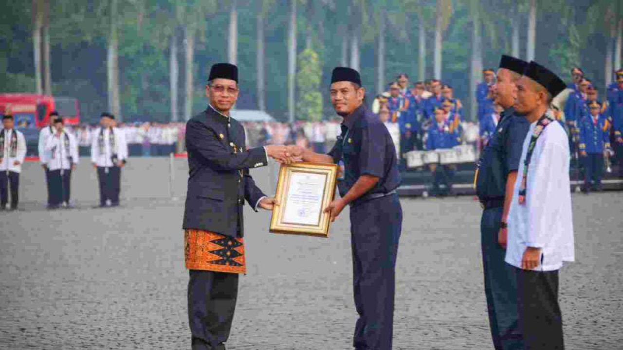 Penjabat (Pj) Gubernur DKI Jakarta Heru Budi Hartono memimpin upacara peringatan Hari Pendidikan Nasional (Hardiknas) 2023 di Monas, Jakarta Pusat, Selasa (2/5/2023). ANTARA/HO-PPID DKI Jakarta