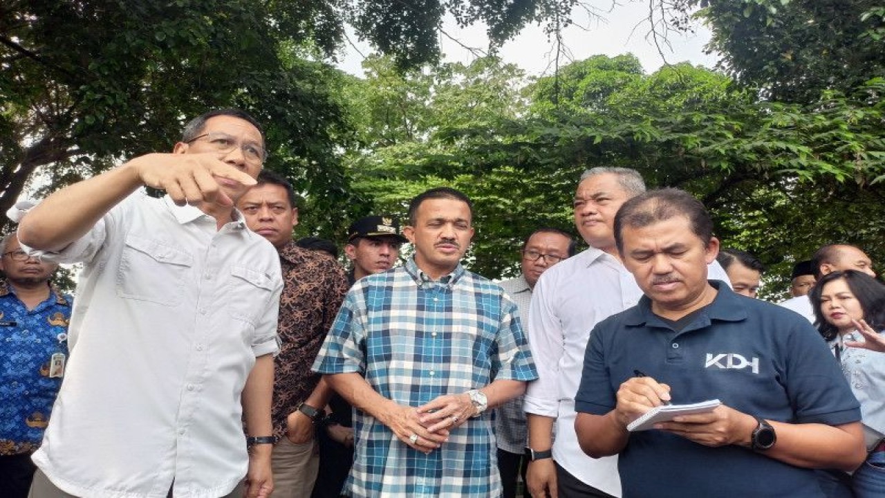 Penjabat (Pj) Gubenur DKI Jakarta Heru Budi Hartono saat meninjau Bandara Halim Perdanakusuma, Jakarta Timur untuk persiapan KTT ASEAN, Sabtu (29/4/2023). ANTARA/Siti Nurhaliza