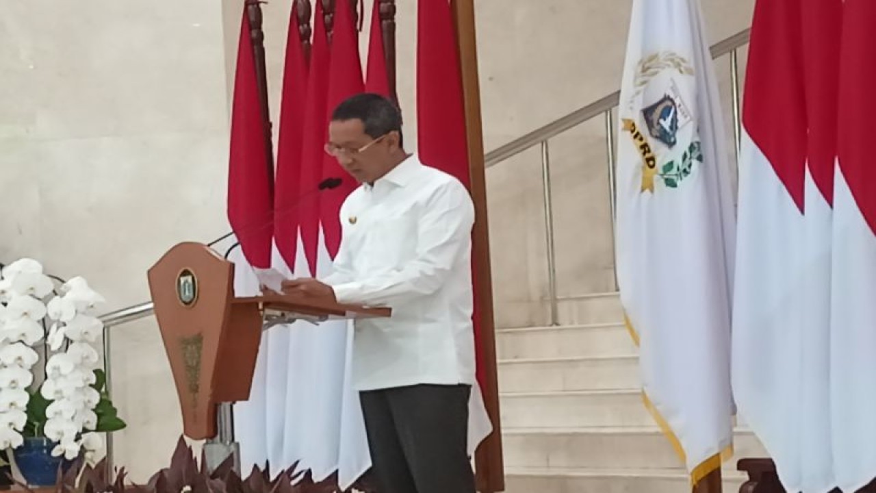 Penjabat (Pj) Gubernur DKI Jakarta Heru Budi Hartono saat memberi sambutan di depan Forum Komunikasi Pimpinan Daerah (Forkopimda) DKI Jakarta di Gedung DPRD DKI, Jakarta Pusat, Rabu (3/5/2023). ANTARA/Siti Nurhaliza
