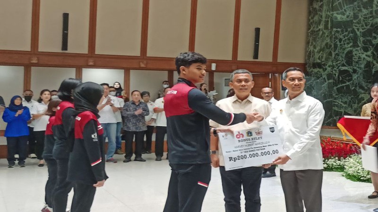 Penjabat (Pj) Gubernur DKI Jakarta Heru Budi Hartono saat menyerahkan bonus dan penghargaan kepada atlet asal DKI Jakarta yang meraih prestasi di SEA Games ke-31 di Vietnam 2021 pada 2022 di Balai Kota DKI, Jakarta Pusat, Rabu (3/5/2023). ANTARA/Siti Nurhaliza