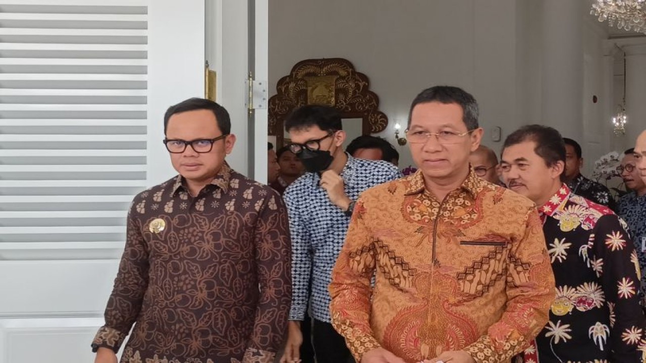 Wali Kota Bogor Bima Arya bersama Penjabat (Pj) Gubernur DKI Heru Budi Hartono di Balai Kota DKI, Jakarta Pusat, Kamis (4/5/2023). ANTARA/Siti Nurhaliza