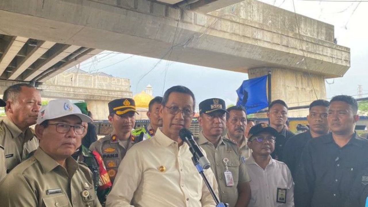 Penjabat Gubernur DKI Jakarta Heru Budi Hartono memberikan keterangan kepada media di Rawajati, Pancoran, Jakarta, Senin (8/5/2023). ANTARA/Luthfia Miranda Putri