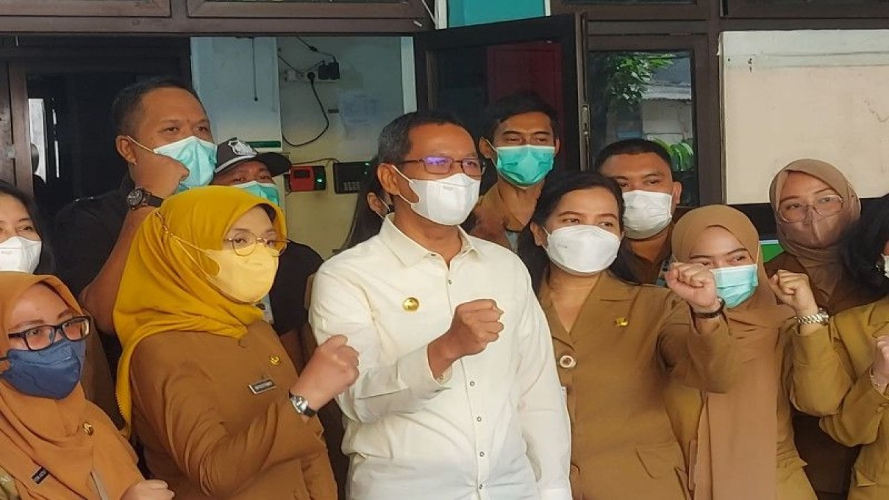 PJ Gubernur DKI Jakarta Heru Budi Hartono berfoto bersama ASN di Puskesmas Kecamatan Pademangan, Jakarta Utara, Selasa (23/5/2023). (ANTARA/Abdu Faisal)