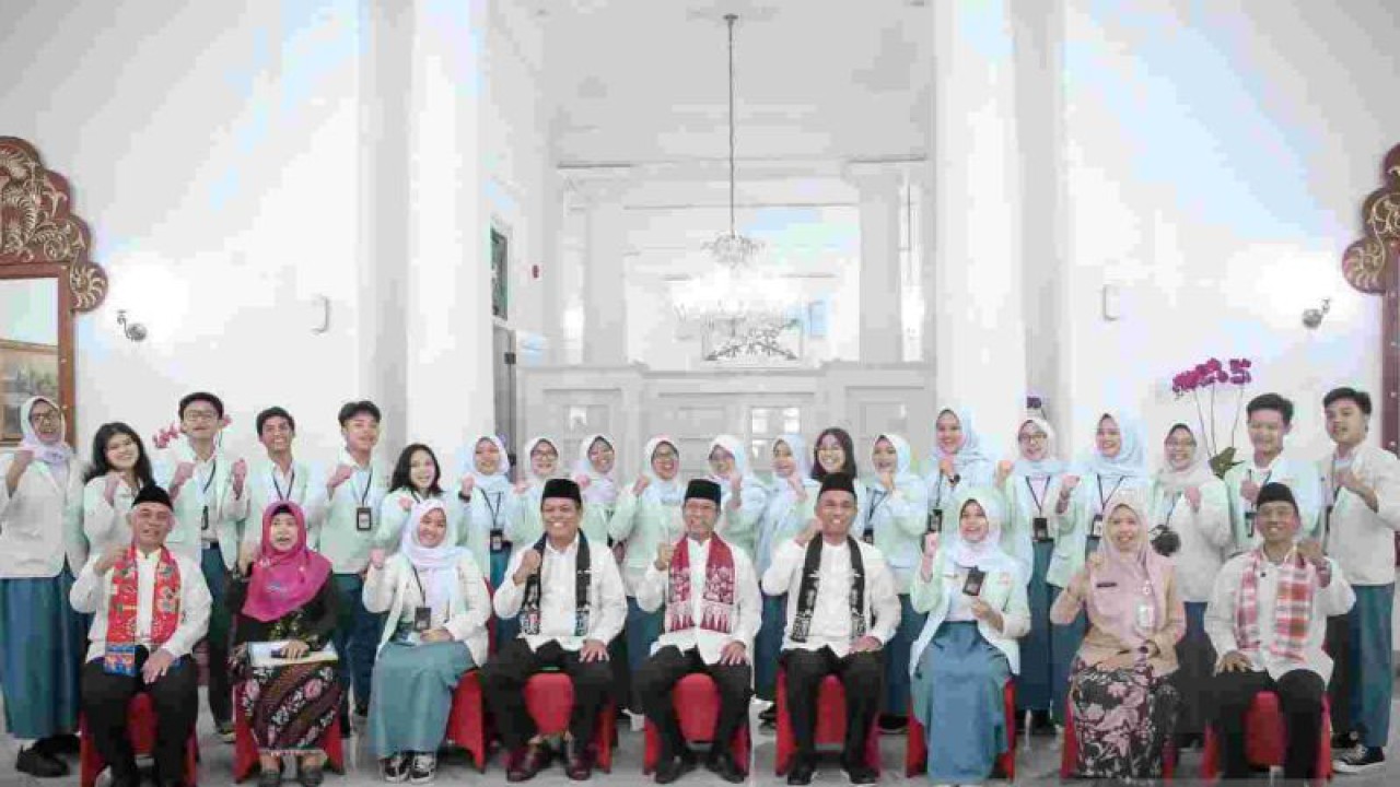 Penjabat (Pj) Gubernur DKI Jakarta Heru Budi Hartono melepas 17 siswa dari Sievasco Student Company, perusahaan pelajar yang dikelola SMAN 81 Jakarta yang akan mengikuti kompetisi internasional Asia Pasific Company of the Year (AP COY) di India di Balai Kota DKI, Jakarta Pusat, Jumat (26/5/2023). ANTARA/Ho/PPID DKI Jakarta