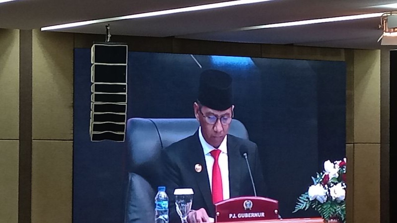Penjabat (Pj) Gubernur DKI Jakarta Heru Budi Hartono saat menghadiri Rapat Paripurna DPRD Provinsi DKI Jakarta di Ruang Rapat Paripurna DPRD Provinsi DKI, Jakarta Pusat, Senin (29/5/2023). ANTARA/Siti Nurhaliza