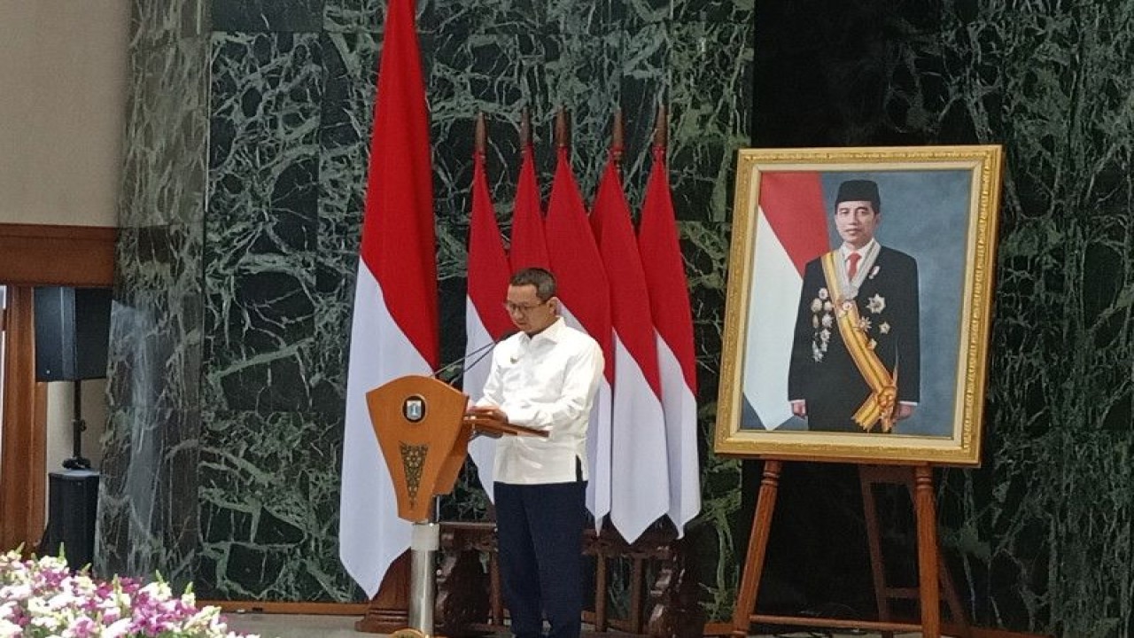 Penjabat (Pj) Gubernur DKI Jakarta Heru Budi Hartono membentuk Satuan Tugas (Satgas) Penilaian Gedung dan Nongedung untuk meningkatkan kesiapsiagaan dan pengurangan risiko terhadap ancaman gempa bumi Provinsi DKI Jakarta di Balai Agung DKI, Jakarta Pusat, Selasa (30/5/2023). (ANTARA/Siti Nurhaliza)